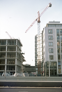 803758 Gezicht in de Spoorstraat te Utrecht, vanaf de Rijnkade, met links het in aanbouw zijnde het kantoorgebouw ...